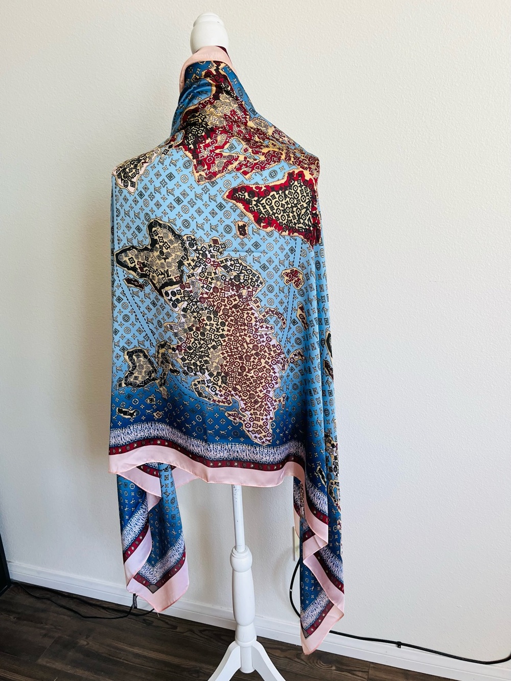 100 % silk Blue, Pink & Burgundy World Map scarf 35/70 inches - Picture 3 of 11